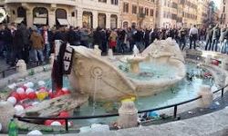 La fontana del bernini danneggiata da tifosi di calcio