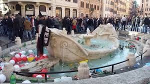 La fontana del bernini danneggiata da tifosi di calcio